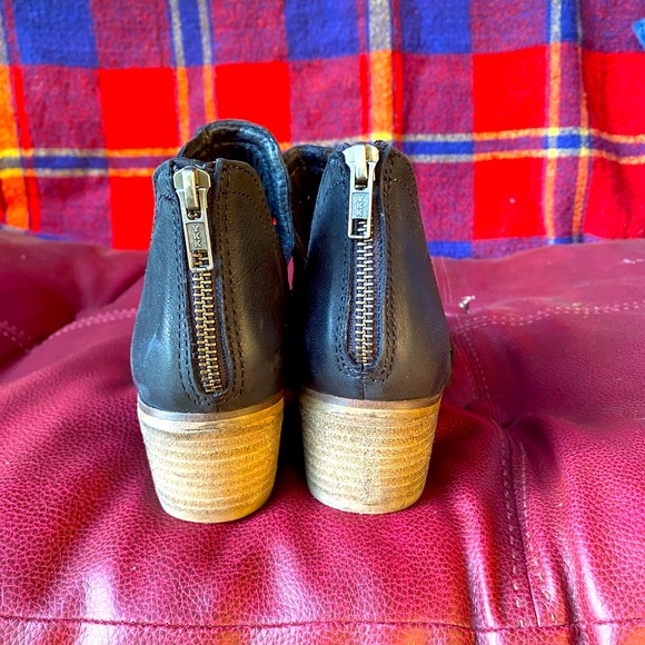 NWOT leather woman’s bootie.  Size 7.5 - Picture 2 of 3